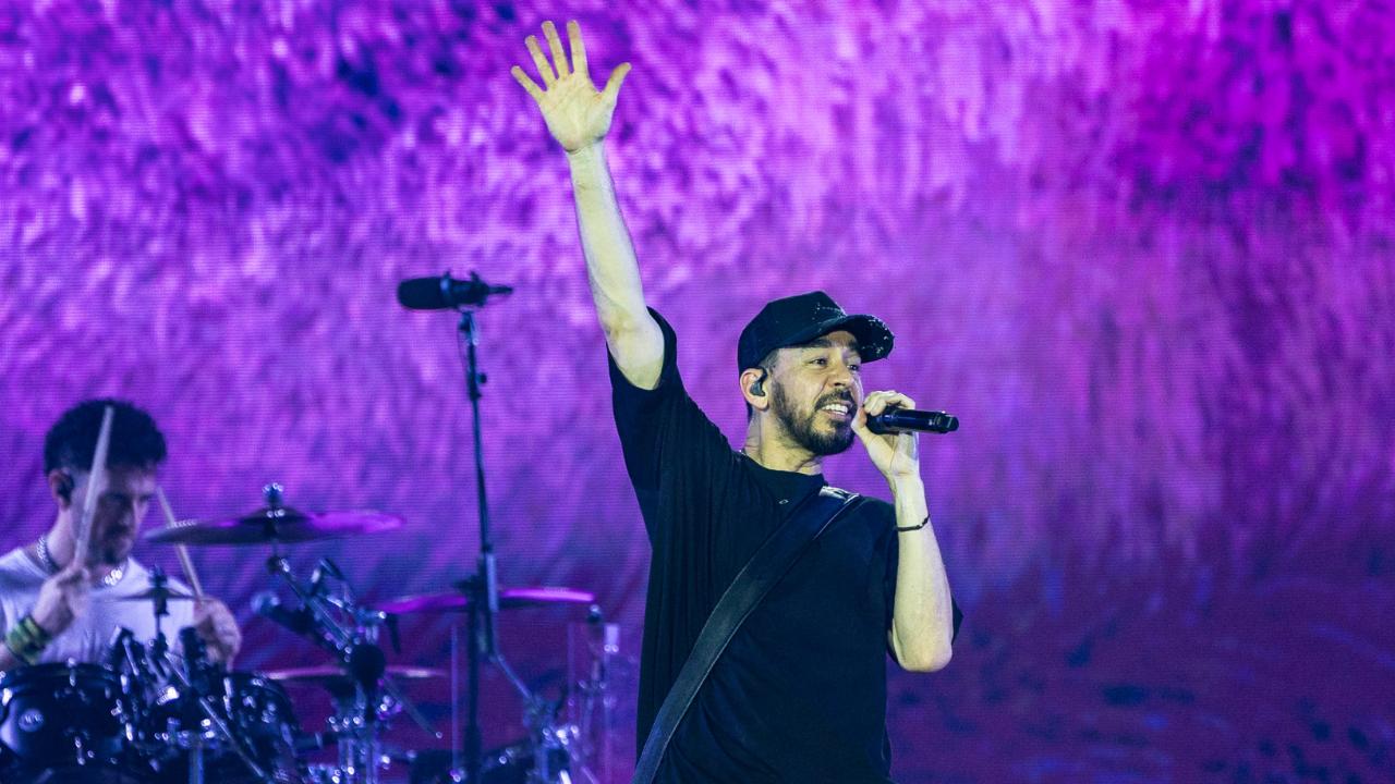 <p>The performance also saw Mike Shinoda interacting with fans, as one of them revealed that they had skipped their honeymoon to watch Linkin Park live, and they were rewarded with his cap. Later, another fan climbed a part of the stage setup but came down when he saw authorities coming towards him</p> <p>The performance also saw Mike Shinoda interacting with fans, as one of them revealed that they had skipped their honeymoon to watch Linkin Park live, and they were rewarded with his cap. Later, another fan climbed a part of the stage setup but came down when he saw authorities coming towards him</p>