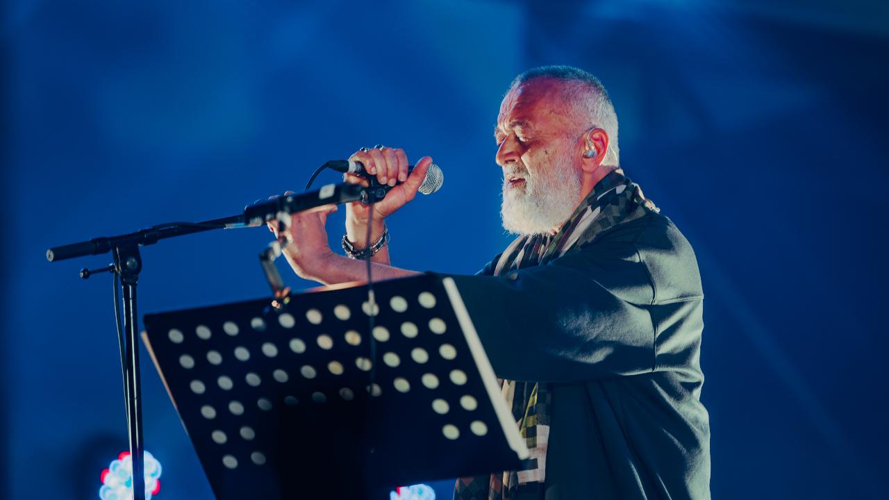 Produced and promoted by JetAlive, the live experience arm of JetSynthesis, and presented by Black & White Non-Alcoholic Carbonated Beverages, the performance saw Arham Fulfagar and Samad Khan open the show before Lucky Ali sang some of his biggest hits