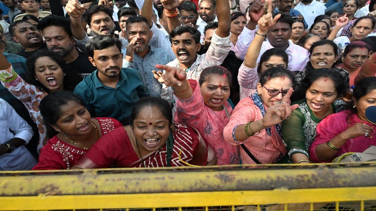 <p>Currently, the BJP-Shiv Sena alliance are leading the <a href="https://www.mid-day.com/mumbai/mumbai-news/photo/in-photos-bmc-elections-2026-results-shiv-sena-ubt-candidate-lona-rawat-declared-winner-in-k-east-ward-supporters-rejoice-109199/10">BMC Election 2026</a>. While the BJP is leading in 128 seats, the Shiv Sena is ahead in 30 </p> <p>Currently, the BJP-Shiv Sena alliance are leading the <a href="https://www.mid-day.com/mumbai/mumbai-news/photo/in-photos-bmc-elections-2026-results-shiv-sena-ubt-candidate-lona-rawat-declared-winner-in-k-east-ward-supporters-rejoice-109199/10">BMC Election 2026</a>. While the BJP is leading in 128 seats, the Shiv Sena is ahead in 30 </p>