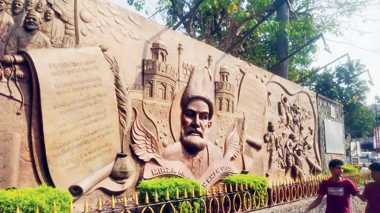 Nagpada GardenOn breezy evenings, Manto would often walk down to the Nagpada Garden to wind down, and as always, observe the people around him. The garden is now the Padmakar Tukaram Mane Garden, known for its wall mural sculpture of poet Mirza Ghalib on its façade