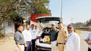 Rs 16.16 lakh unaccounted cash seized from Mercedes in Vashi