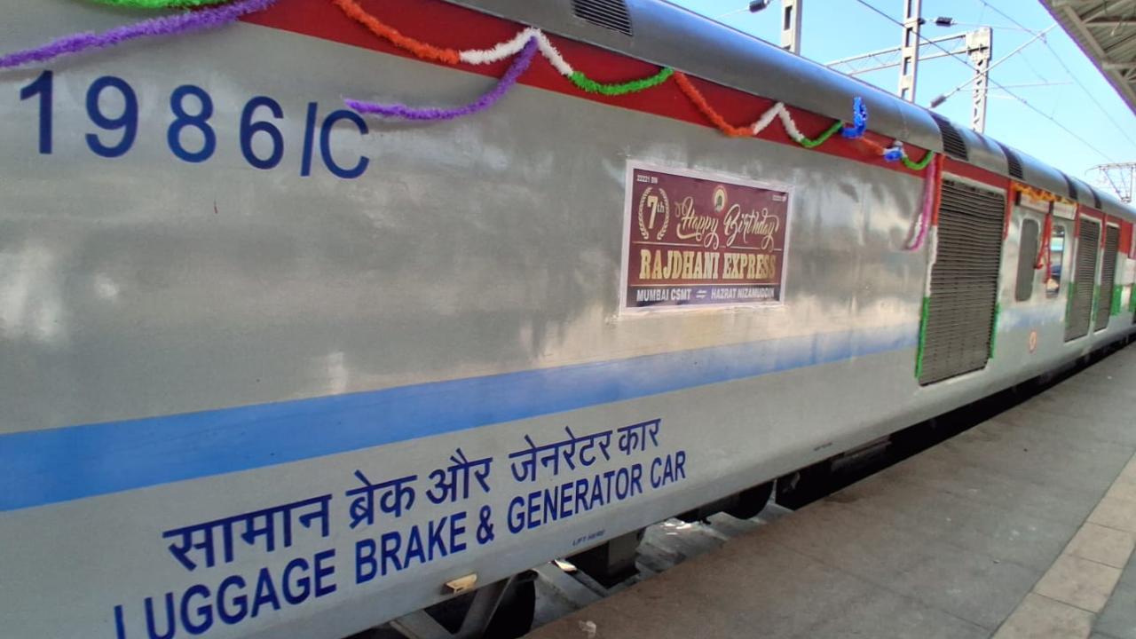 CSMT-Hazrat Nizamuddin Rajdhani completes 7 years of service, CR celebrates