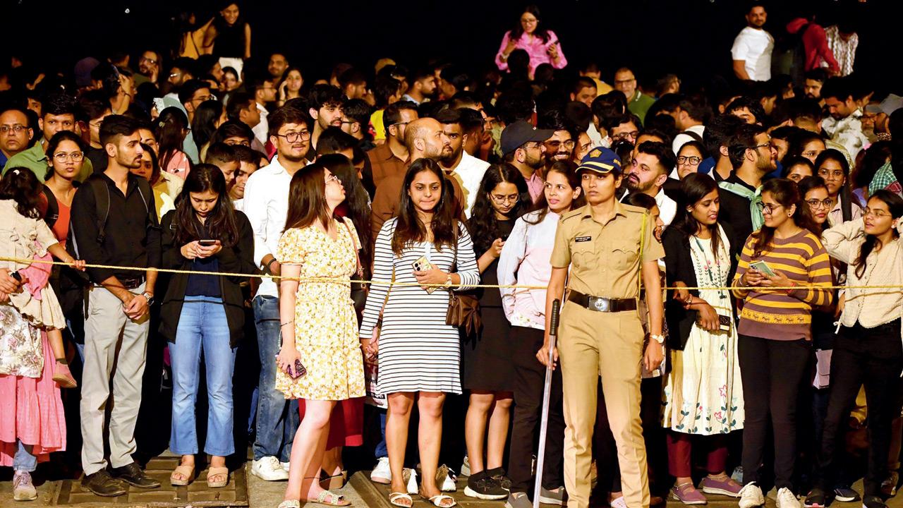 <p>A crowd at Marine Drive on New Year&rsquo;s Eve. Pic/Ashish Raje</p>