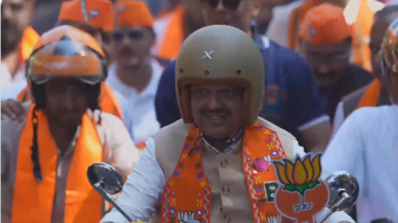 <p>CM Fadnavis arrived in a bike to campaign for the Mahayuti candidates in Nagpur</p> <p>CM Fadnavis arrived in a bike to campaign for the Mahayuti candidates in Nagpur</p>
