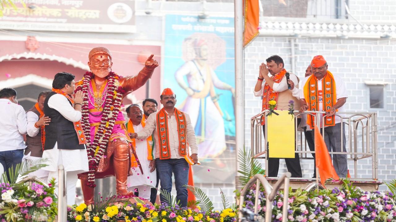 <p>CM Fadnavis paid floral tributes to Maratha warrior king Chhatrapati Shivaji Maharaj before beginning his address</p> <p>CM Fadnavis paid floral tributes to Maratha warrior king Chhatrapati Shivaji Maharaj before beginning his address</p>