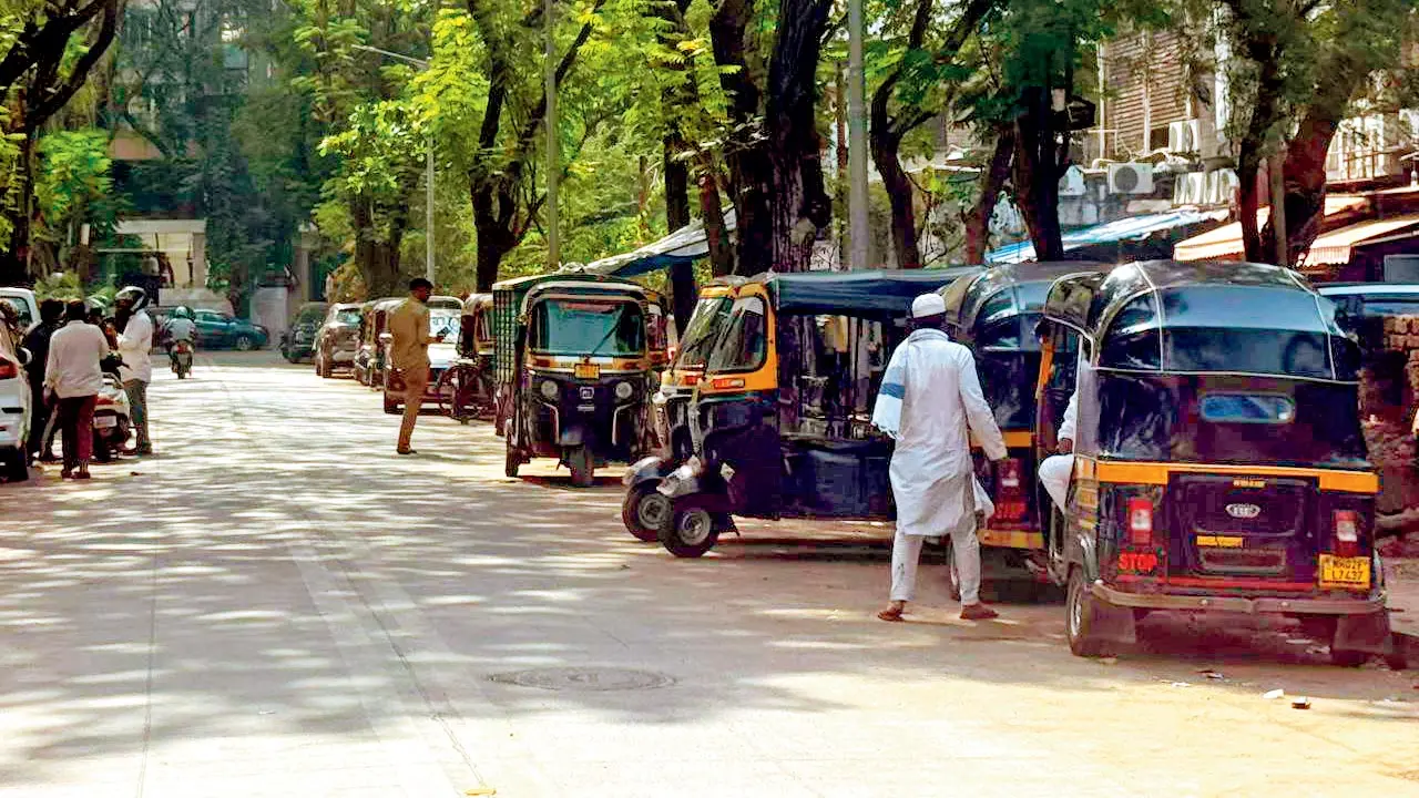 Juhu's Gulmohar residents seek ban on commercial vehicle parking ahead of polls