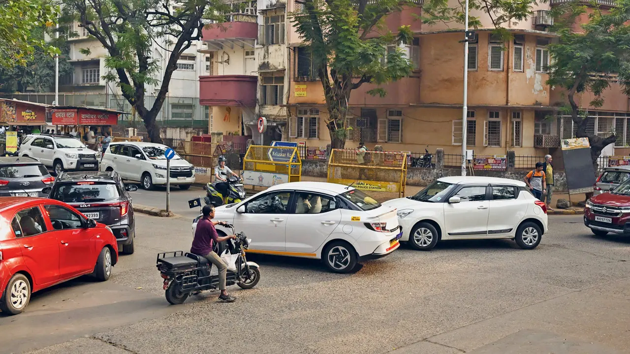Long queues of vehicles are seen near Shivaji Park during peak hours, with residents blaming poor coordination between officials amid bridge closures and road work for the mess. Pic/Ashish Raje