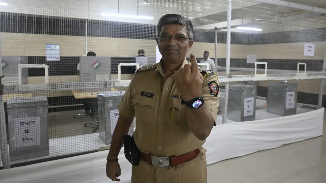 <p>A police personnel on BMC Election duty casts postal ballot on Saturday.&nbsp; &nbsp;&nbsp;</p>