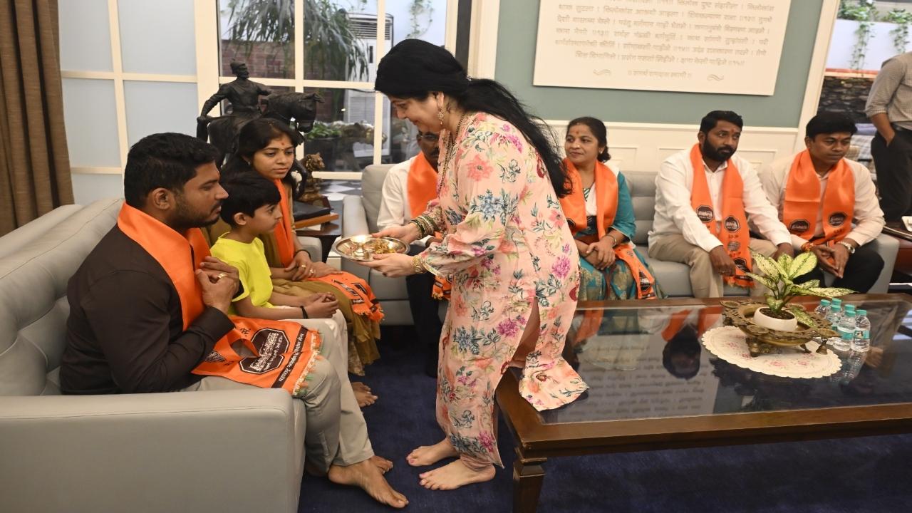 Thackeray's wife Sharmila greets the winners with a traditional 'aarti'