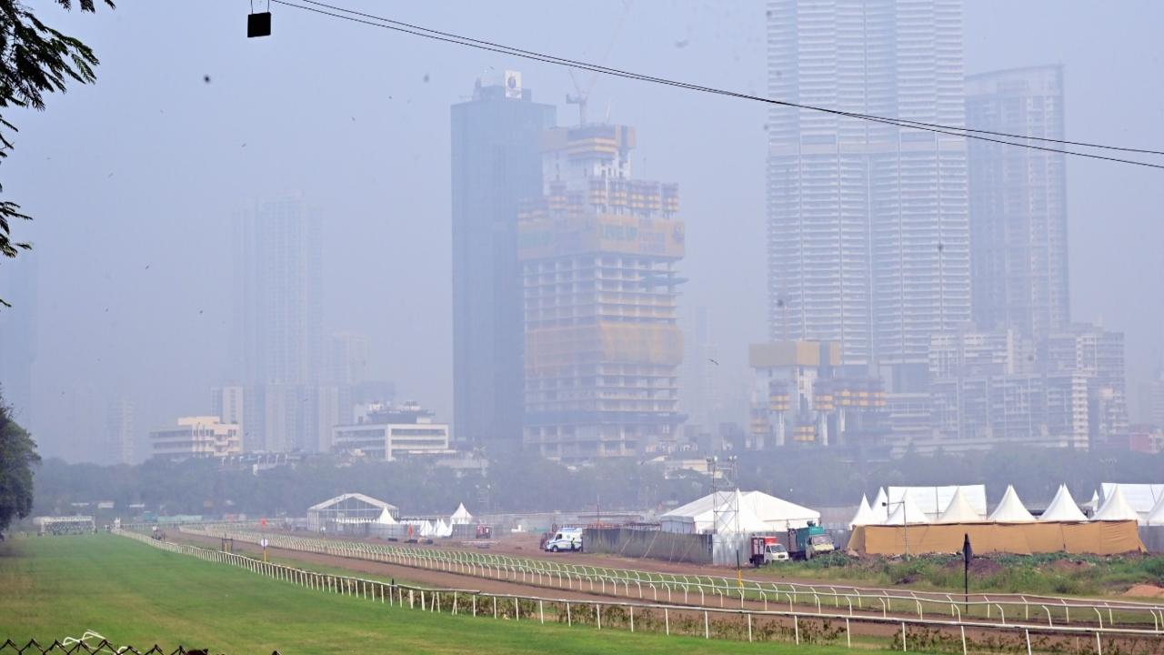 Thick smog blankets Mumbai's skyline at Mahalaxmi Racecourse. PIC/SHADAB KHAN
