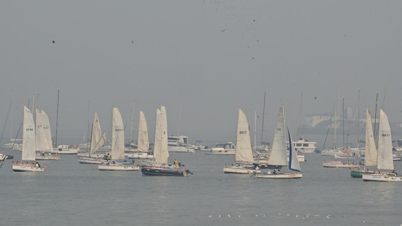 Thick smog covers Mumbai's skyline at Colaba near Radio Club on Sunday evening. PIC/SHADAB KHAN