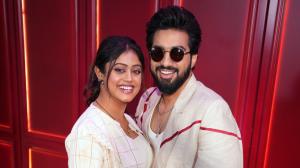 Sachet-Parampara mobbed by fans after New Year's concert; car damaged