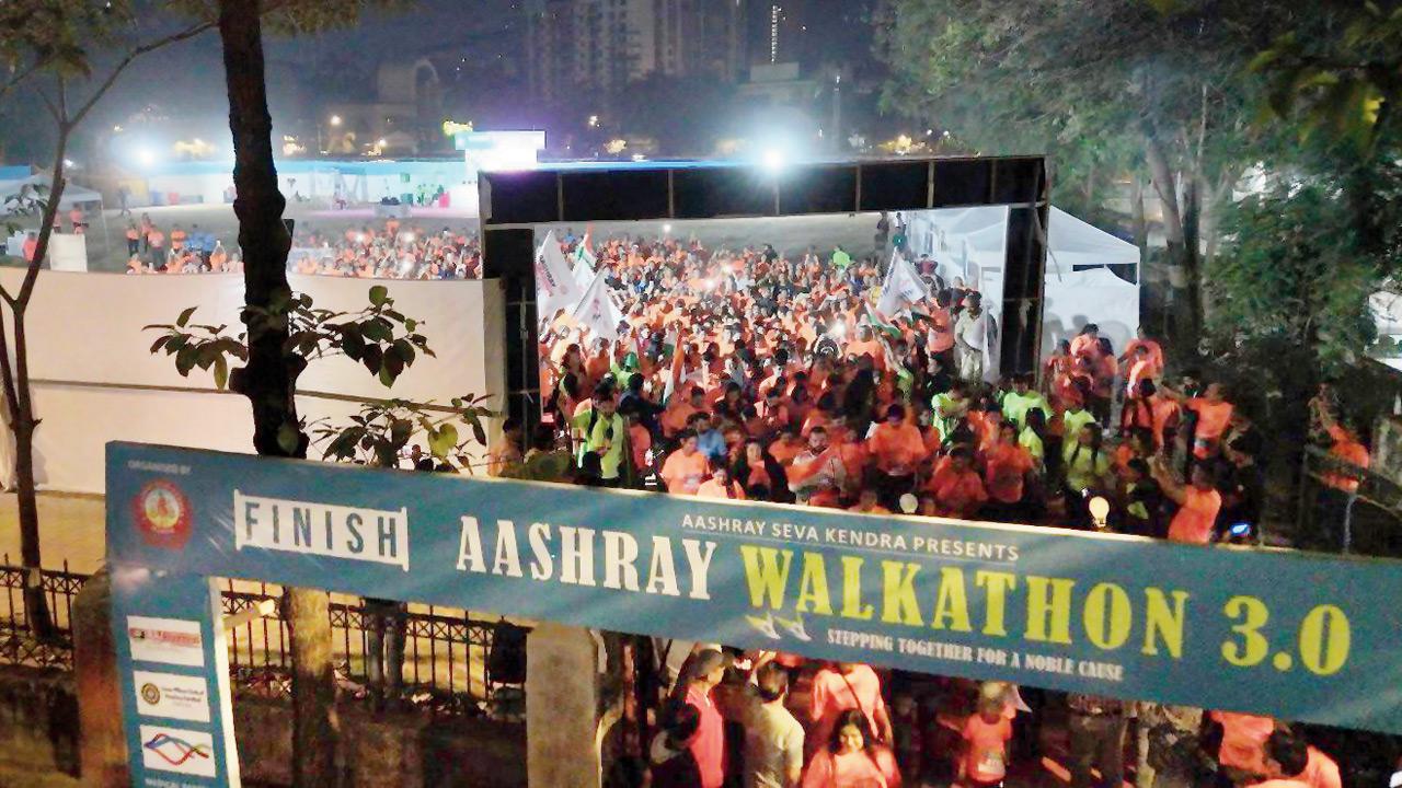 Attendees participate in the marathon; participants cheer after the run at Saptah Krida Maidan at Mahavir Nagar in Kandivli. Pics courtesy/Monank Shah