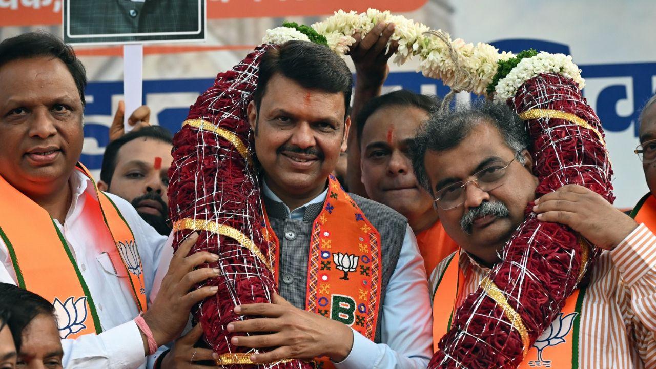 Upon his arrival, Devendra Fadnavis was greeted with a garland for achieving a comprehensive victory in the ongoing Maharashtra civic polls