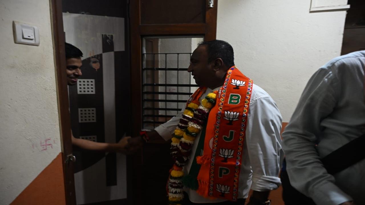 <p>Shivanand Shetty speaks to residents in Gorai over their issues</p>