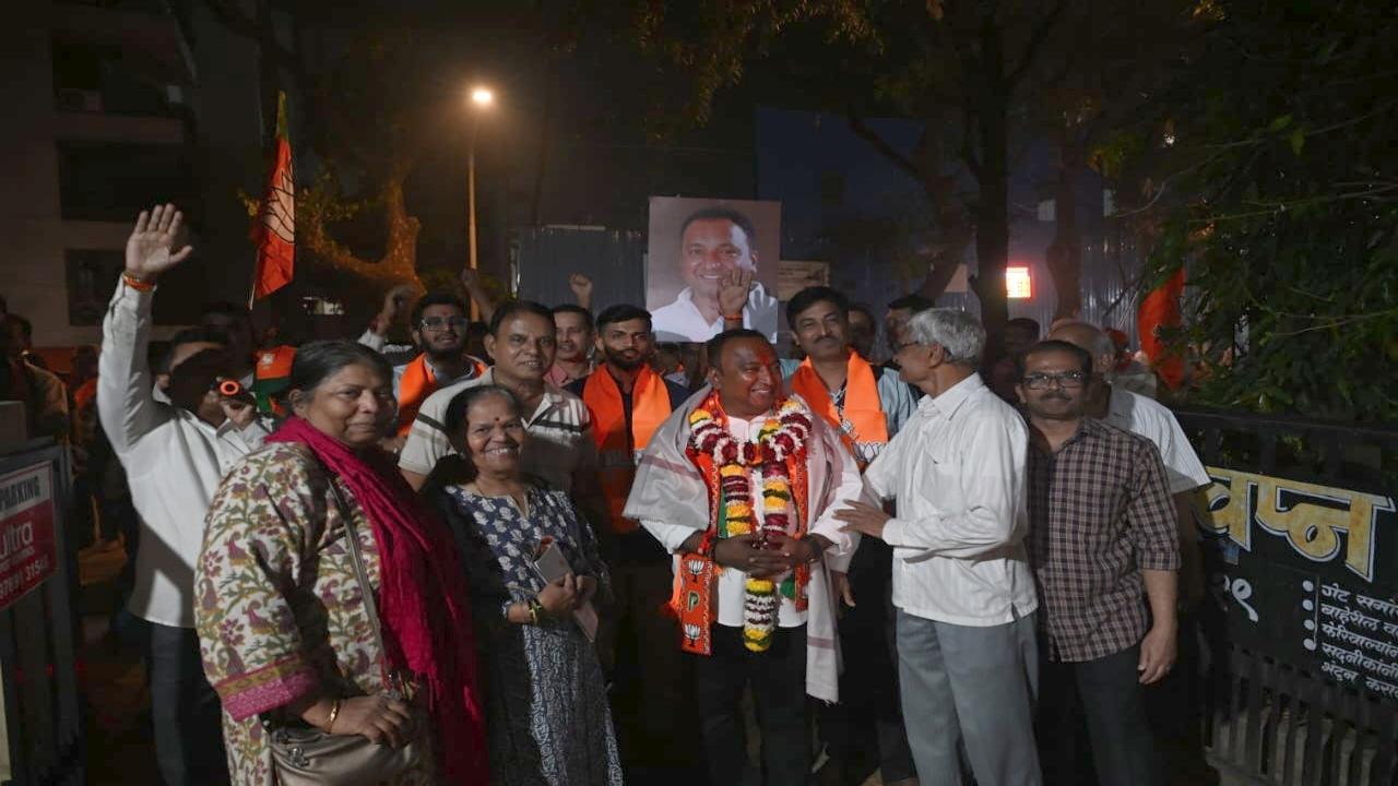 <p>Shetty is seen flanked by Mahayuti supporters during the campaign.</p>