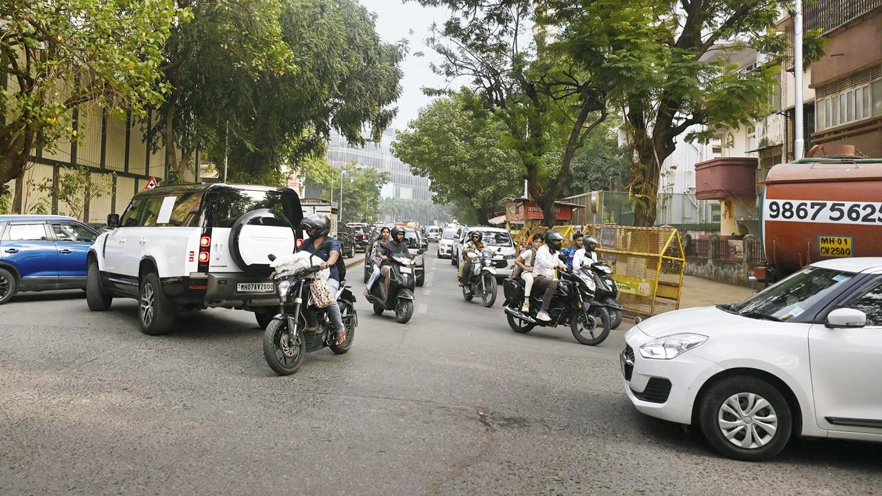 Vehicles crawl along the Shivaji Park stretch as Tilak Bridge road works and diversions choke traffic movement. Pic/Ashish Raje