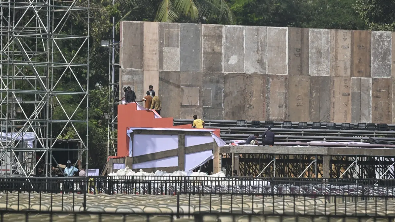 <div id="show_first_article_data">
<p>In an interview earlier in Shiv Sena (UBT) mouthpiece Saamana, Uddhav and Raj Thackeray attacked the current administration in Maharashtra, saying, &ldquo;A death warrant is being issued for Mumbai and Marathi pride. The city is deteriorating, projects are staked, and corruption is rampant&rdquo;</p>
</div>