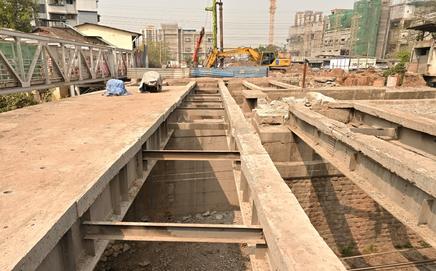 Sion railway flyover work underway in Mumbai. PIC/BMC