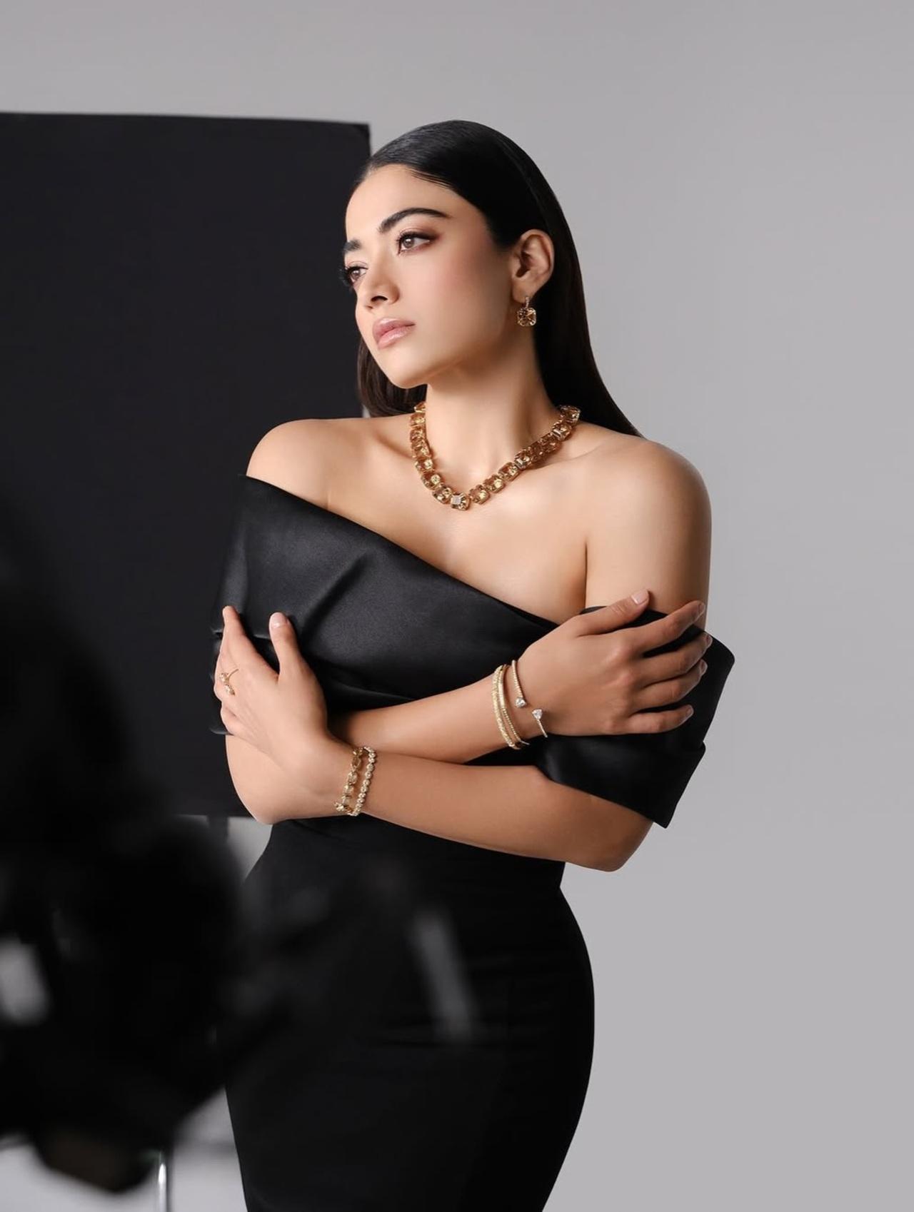 She also flaunted her fashionable side and looks breathtaking in this off-shoulder black gown which she styled with a necklace and open hair.