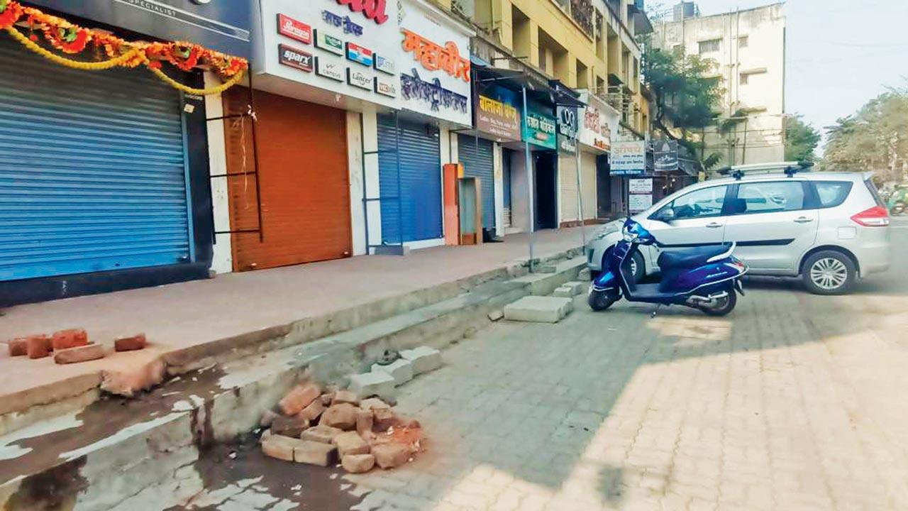 Roads in Katewadi wear a deserted look as residents left their homes to pay tribute to their beloved leader Ajit Pawar. Pics/By Special Arrangement 
