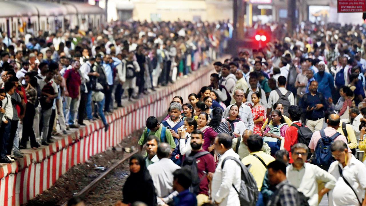 A crowded scene during evening peak hours at a station on Central Railway. File pic/Ashish Raje