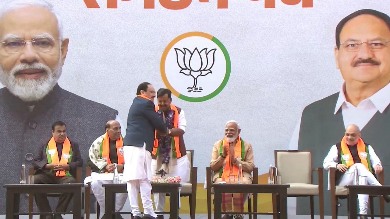 El primer ministro Modi se reúne con la familia de Nitin Nabin en la sede del BJP en Nueva Delhi