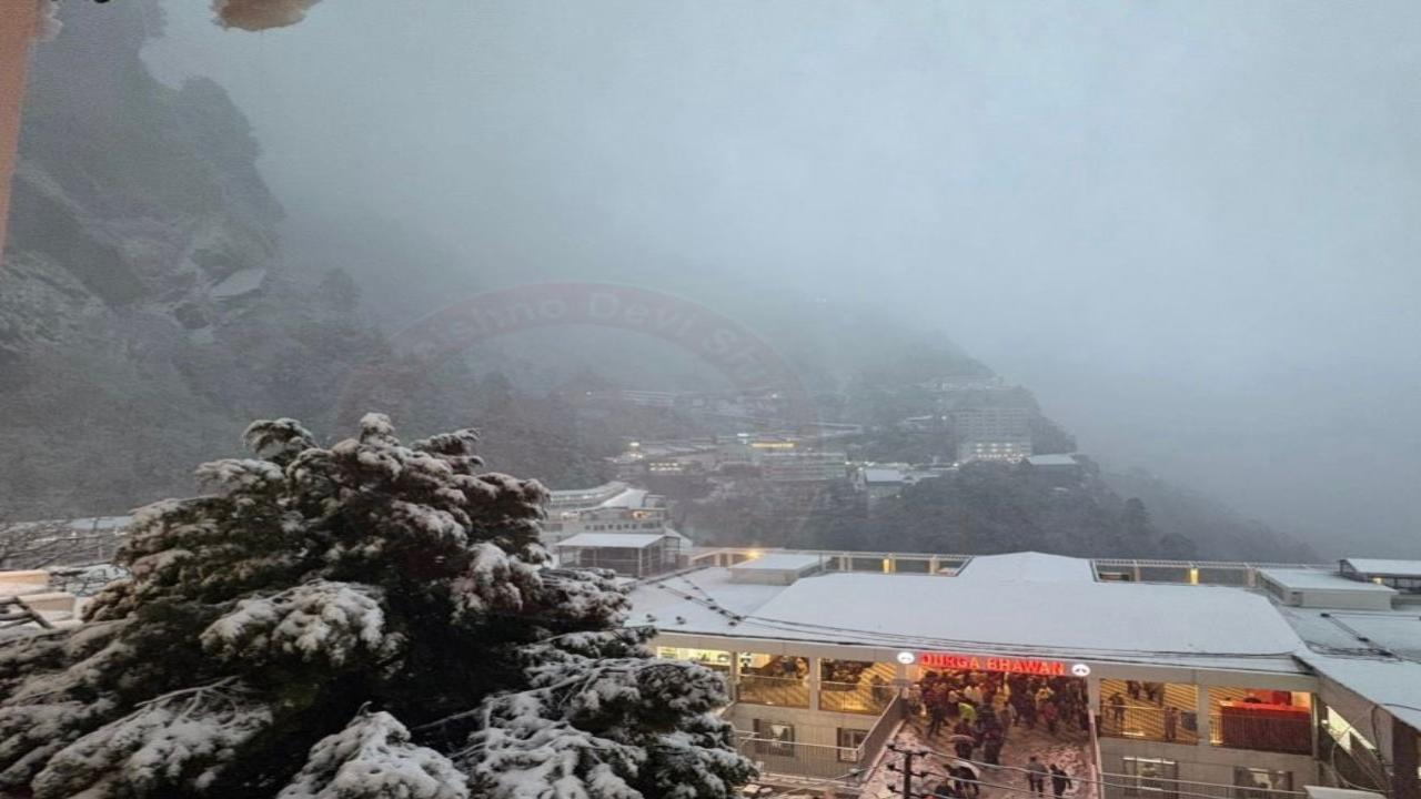 As predicted by the meteorological department, it started snowing in the high altitude areas late Thursday evening, while intermittent rains lashed the plains, including Jammu city throughout the night, the officials said. PIC/Shri Mata Vaishno Devi Shrine Board