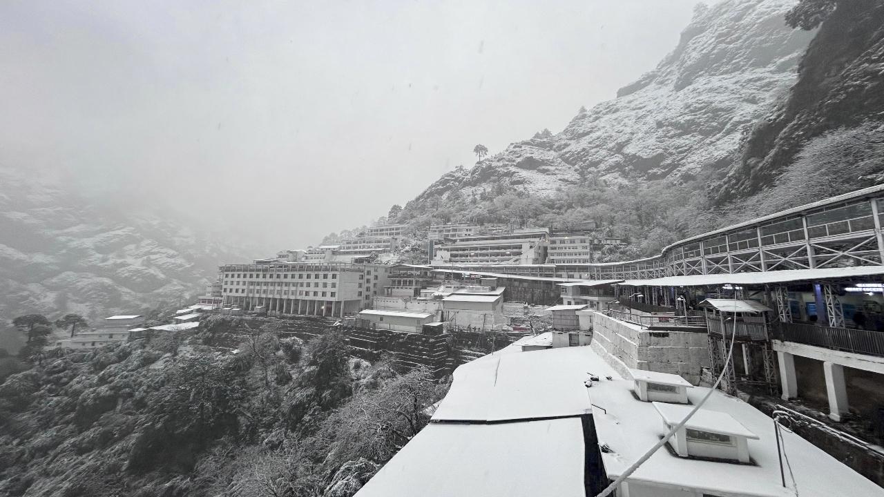 Snowfall was still continuing in the upper reaches of Ramban, Doda, Kishtwar, Poonch, Rajouri, Reasi, Udhampur and Kathua districts, officials said, adding that five inches to over one foot of snow had accumulated in the snow-bound areas. PIC/PTI