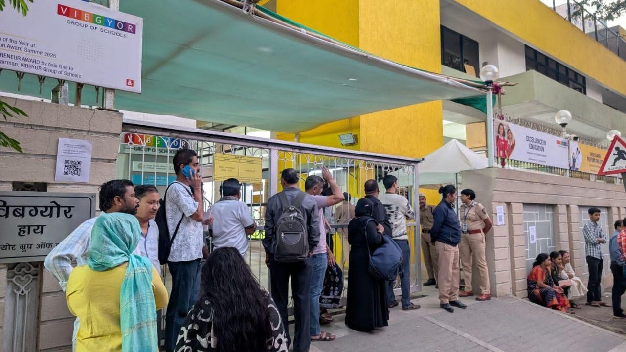 This year, 1,700 candidates are contesting the election, 879 women and 821 men. To form a majority and elect the Mayor of Mumbai, a party or alliance needs at least 114 seats. PIC/ Aditi Alurkar