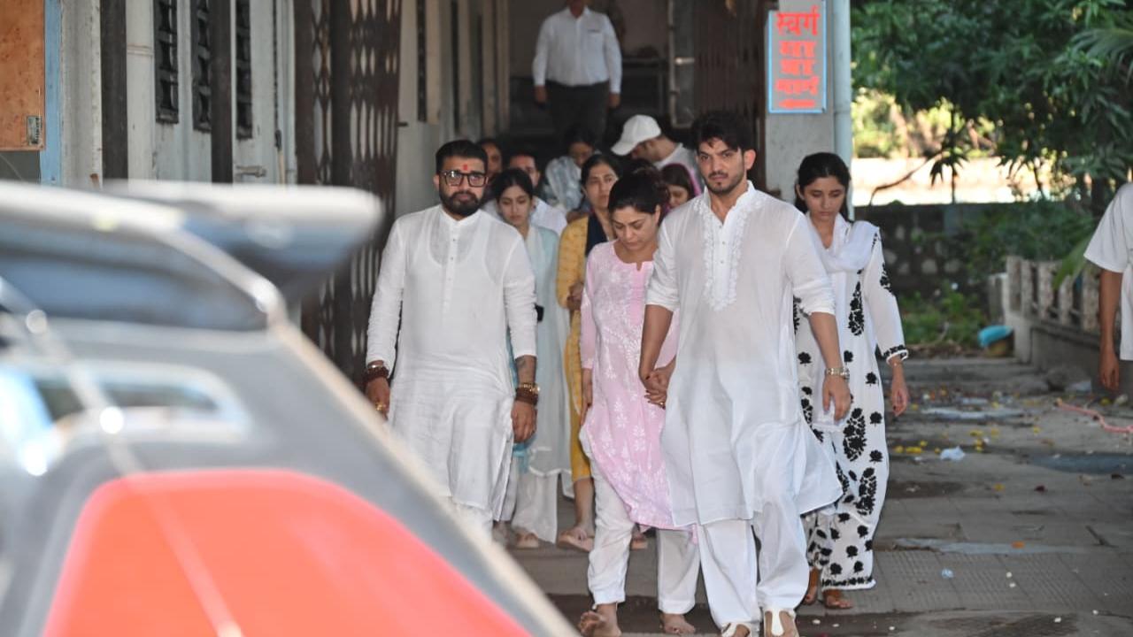 Arjun Bijlani breaks down in tears at father-in-law`s funeral