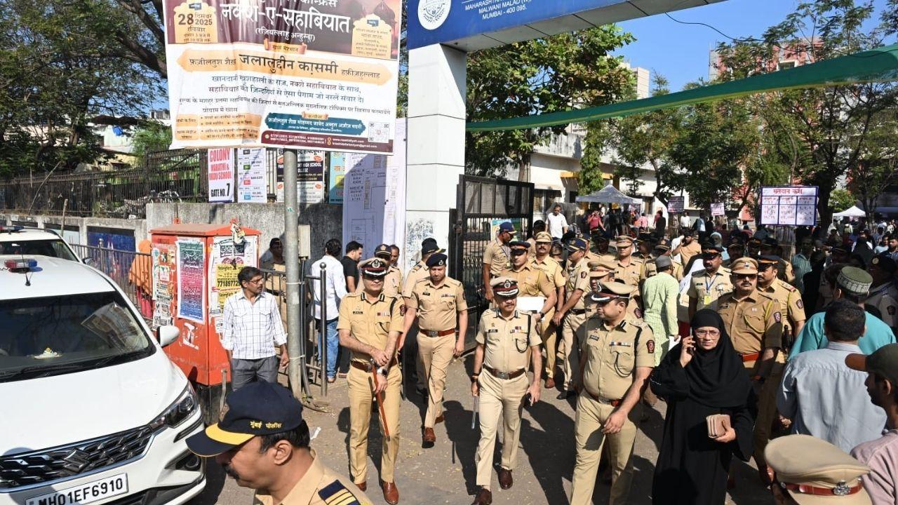 <p>Police personnel were deployed across the premises to manage crowds, assist voters, and maintain law and order as civic voting continued across Mumbai</p>