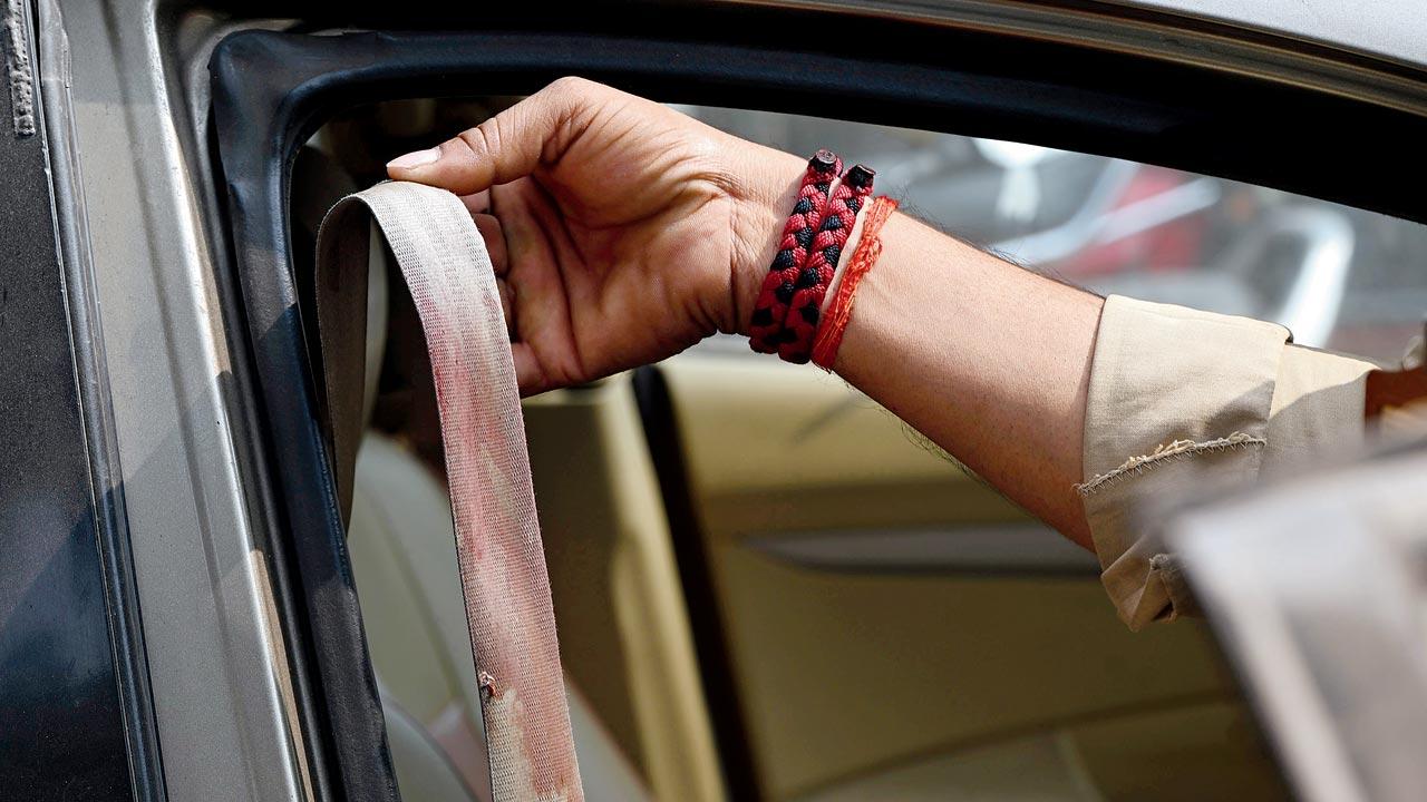 The seat belt inside the vehicle, which police suspect caused the fatal neck injury to the driver during the crash. Pics/Nimesh Dave