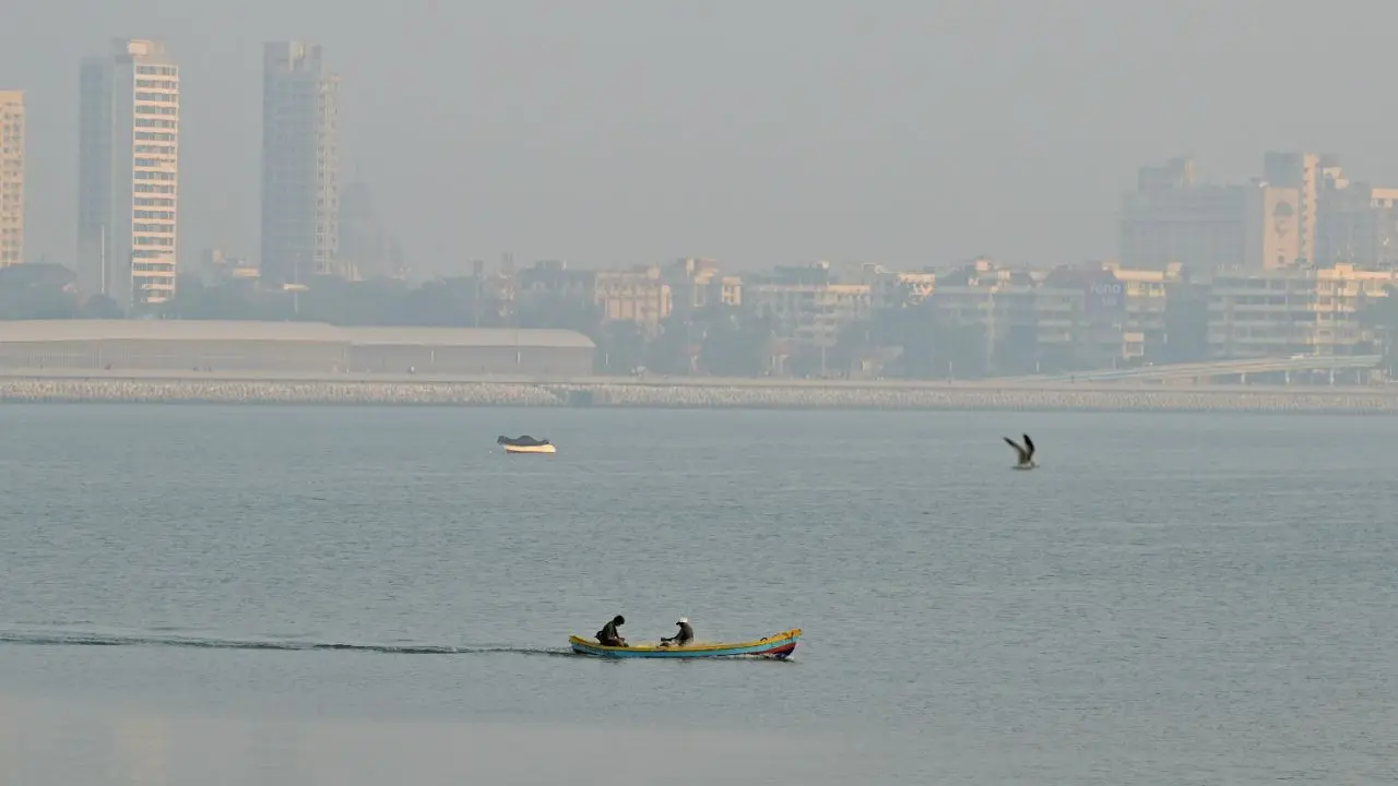 Hazy morning, partly cloudy day; minimum 16.4 degrees Celsius, AQI 130 in city