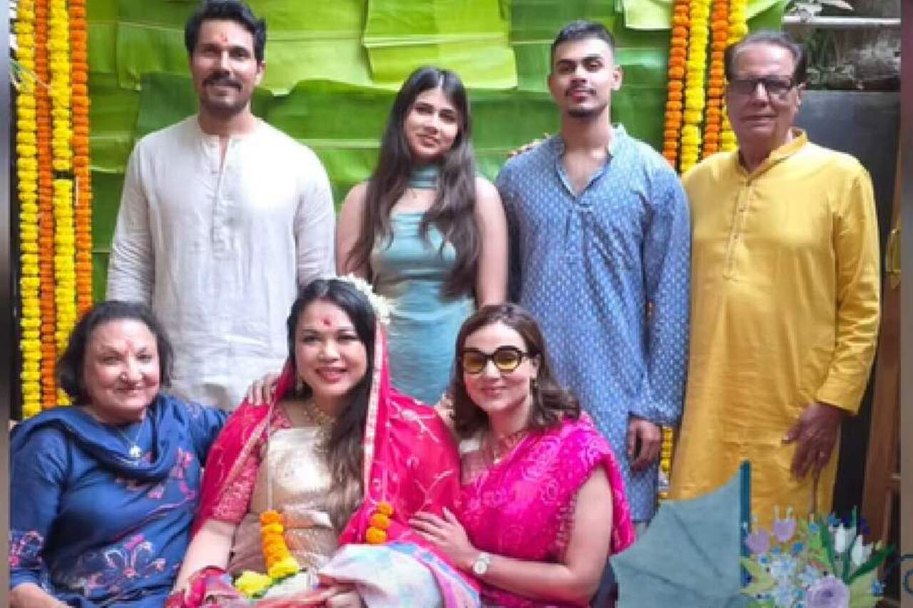 <p>Lin and Randeep were seen posing for pictures with their close ones, who showered the soon-to-be parents with blessings and love.</p>