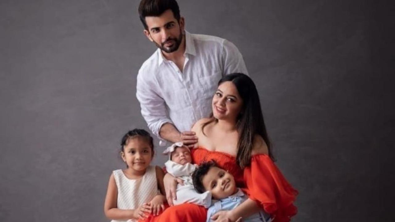 Jay Bhanushali and Mahhi Vij can be seen posing for a picture with their kids Rajveer and Khushi after the birth of their daughter Tara.