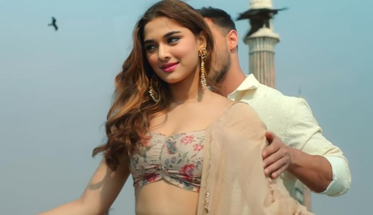 Manjha
Manjha is a single song sung and composed by Vishal Mishra, and stars Aayush Sharma and Saiee Manjrekar in the music video