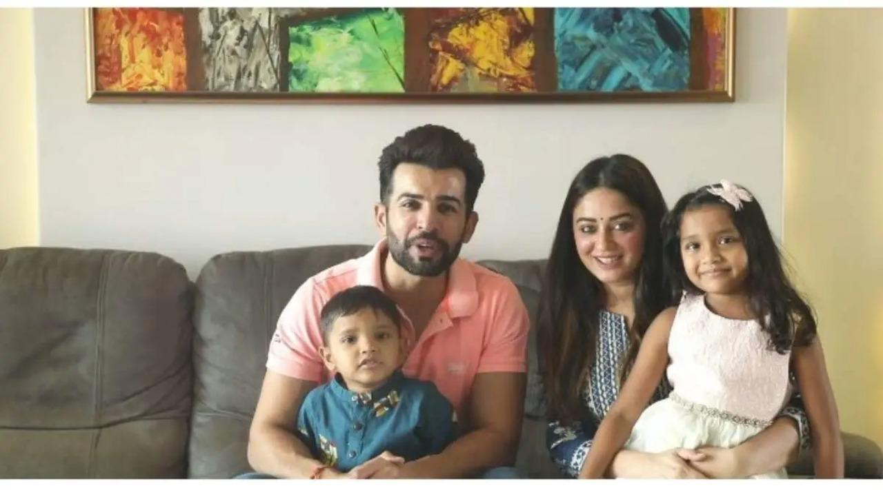 Jay and Mahhi pose with their kids Rajveer and Khushi in this happy picture.