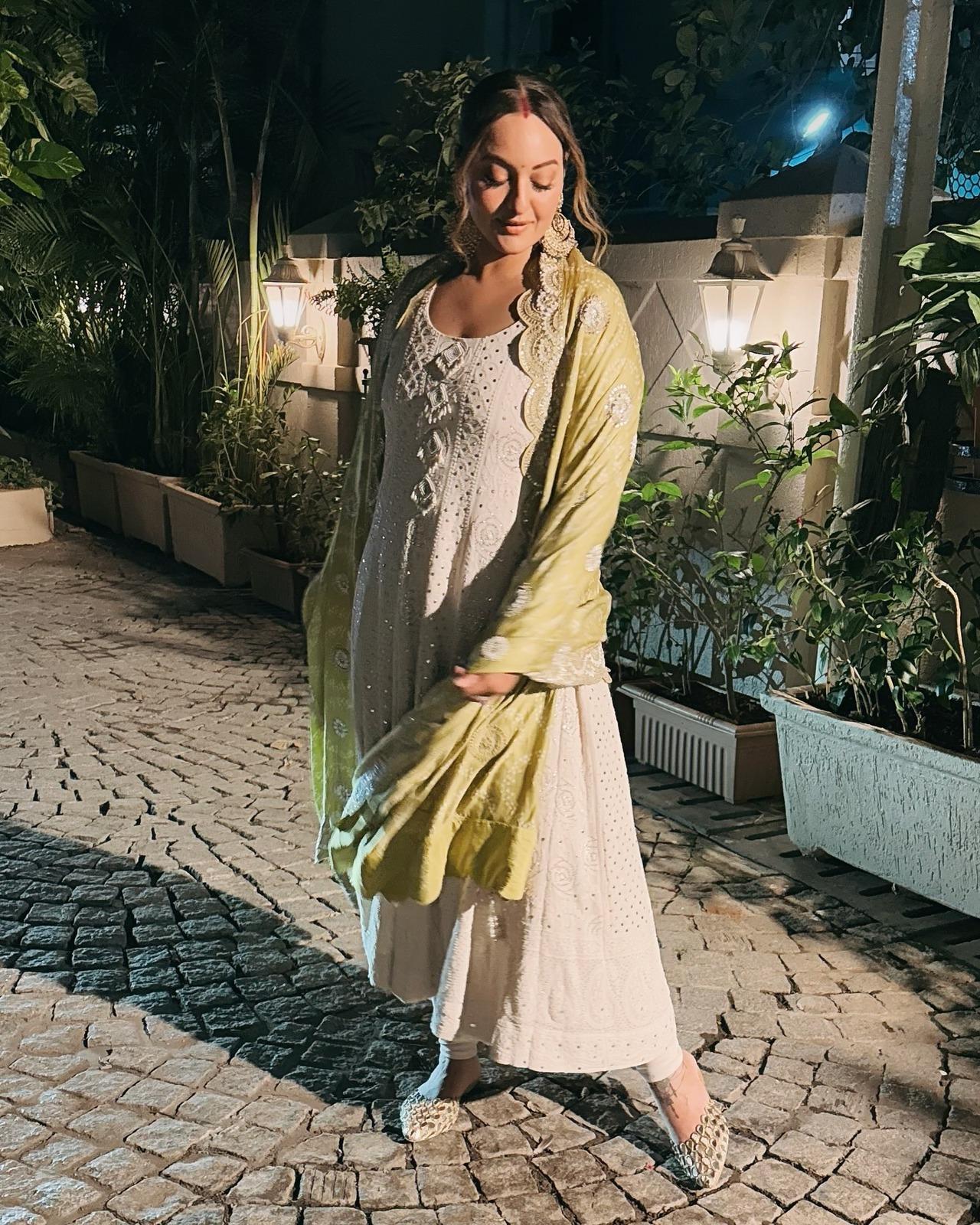 <p>Sonakshi Sinha`s classic ivory Lucknowi kurta adorned with intricate embroidery, showcases the roots of chikankari craftsmanship.&nbsp;</p>