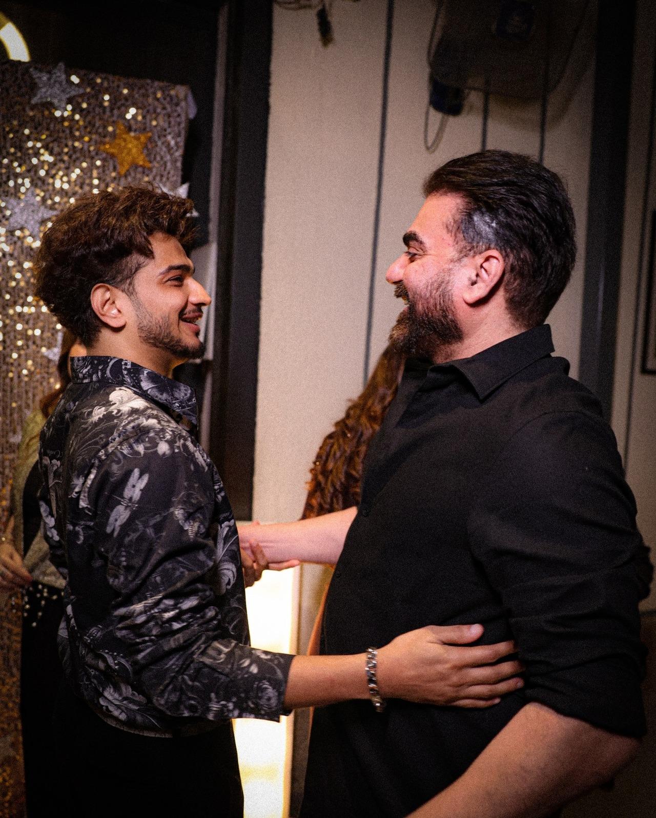 This candid and happy picture shows Munawar having a hearty chat with Arbaaz Khan.