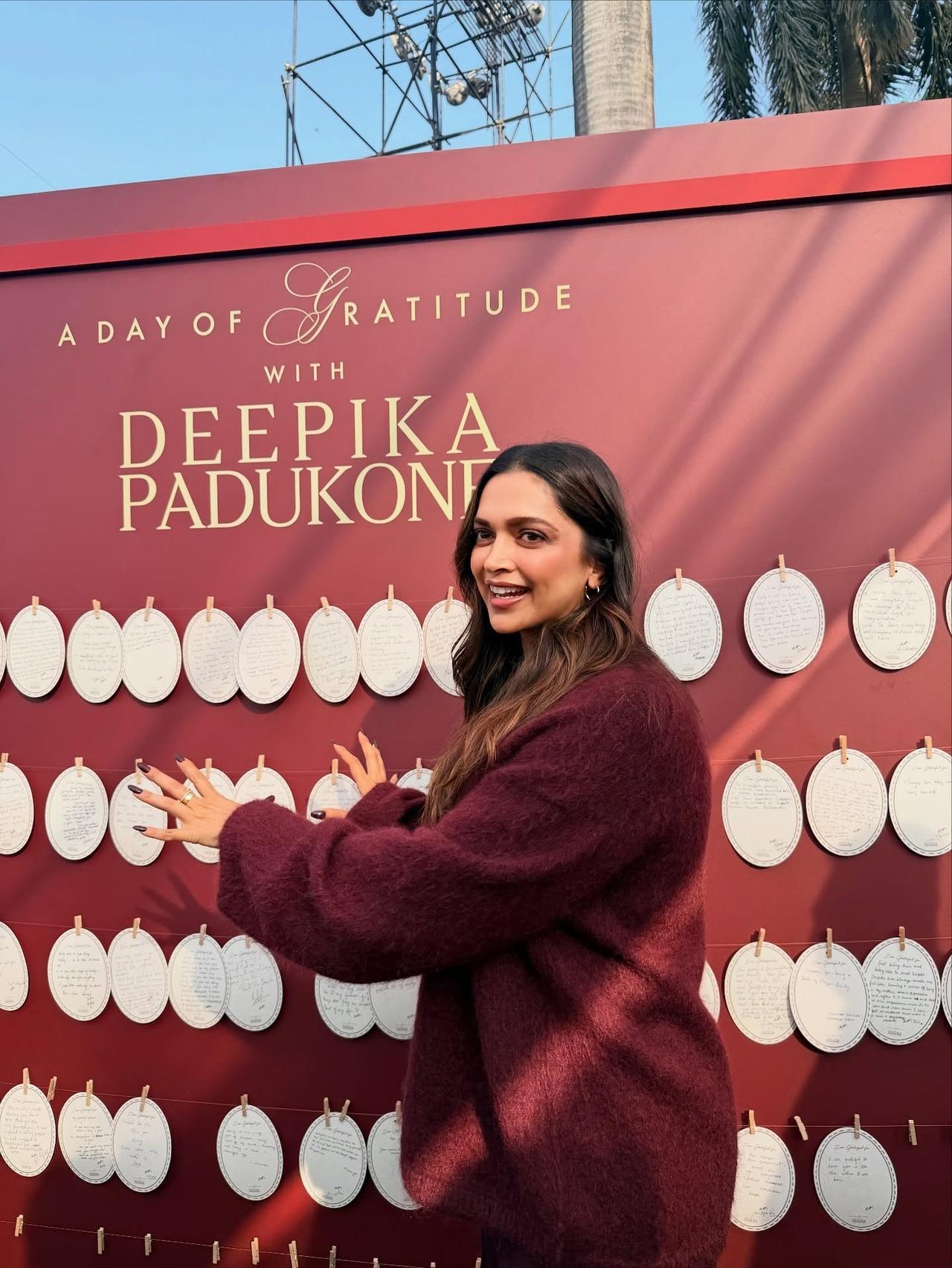 The fans could pen notes for the actress and stick them on a dedicated wall, which was designed to look like Christmas ornaments. 