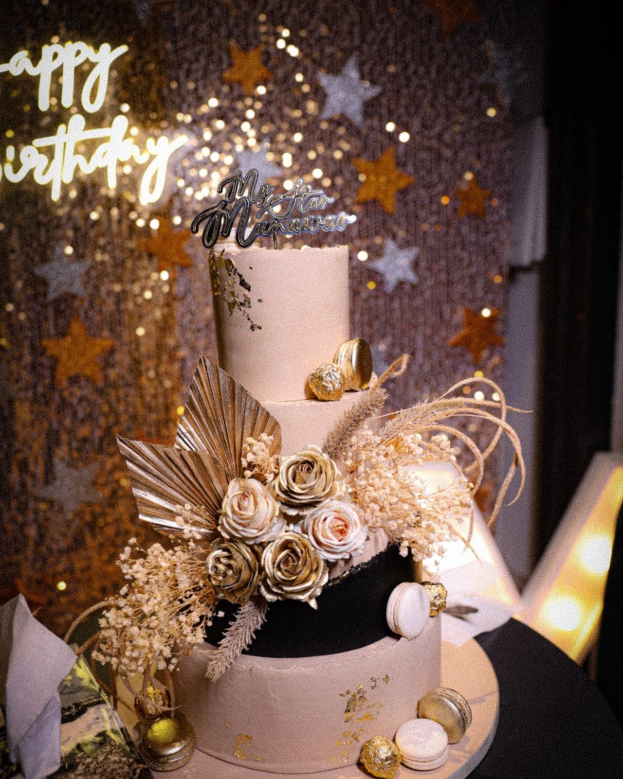 What's a birthday celebration without a cake? Munawar's birthday was completed with this huge, beautiful cake that matched the black and gold theme of the party.