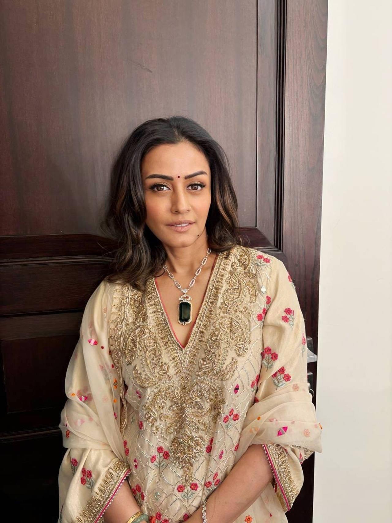 This short kurta and salwar set made of ethereal silk tissue is pure elegance. The vibrant floral motifs blend traditional craftsmanship with a modern flair.