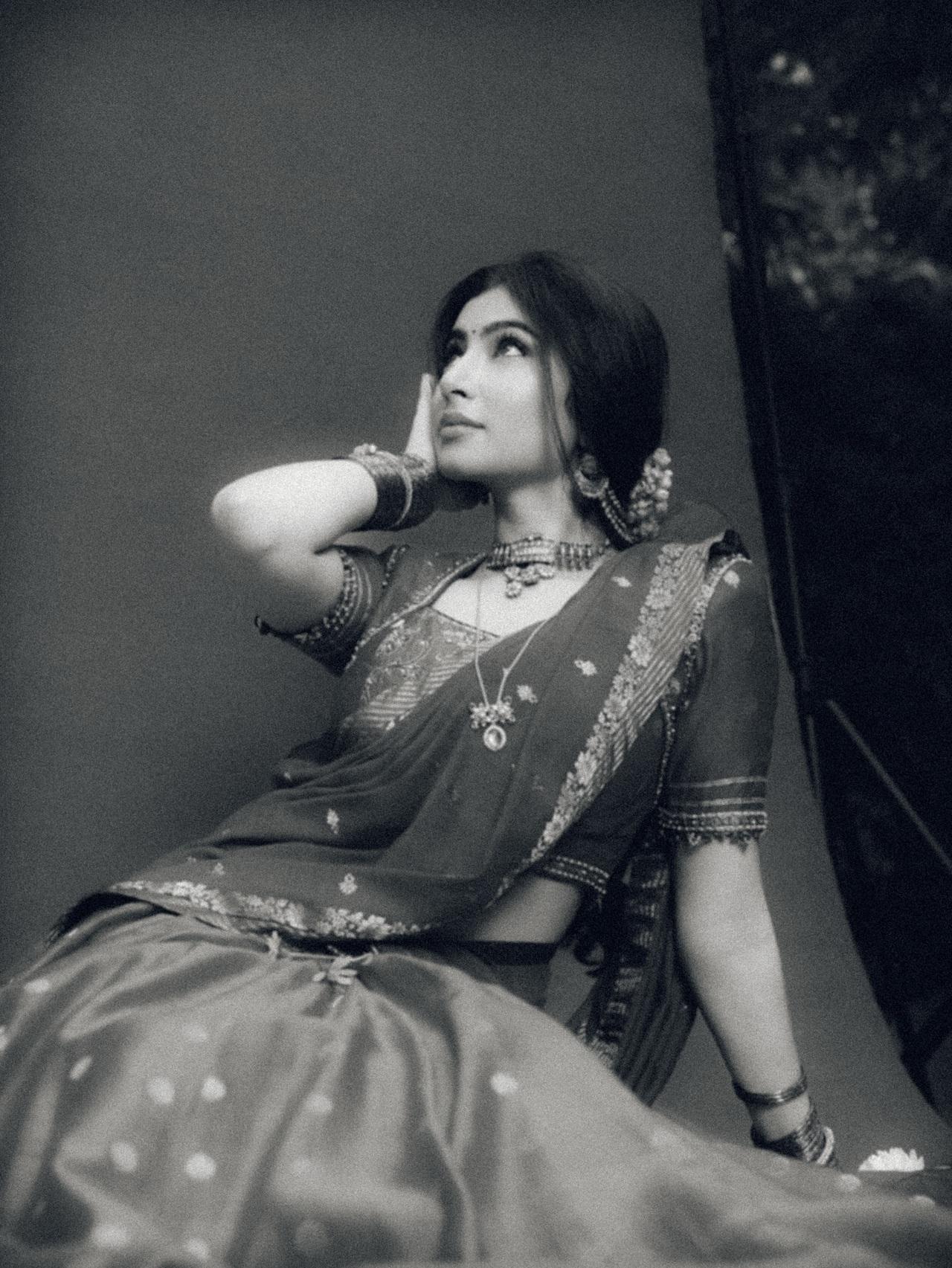 Sara posted a series of pics which included black and white photos that exude vintage and classic vibes.