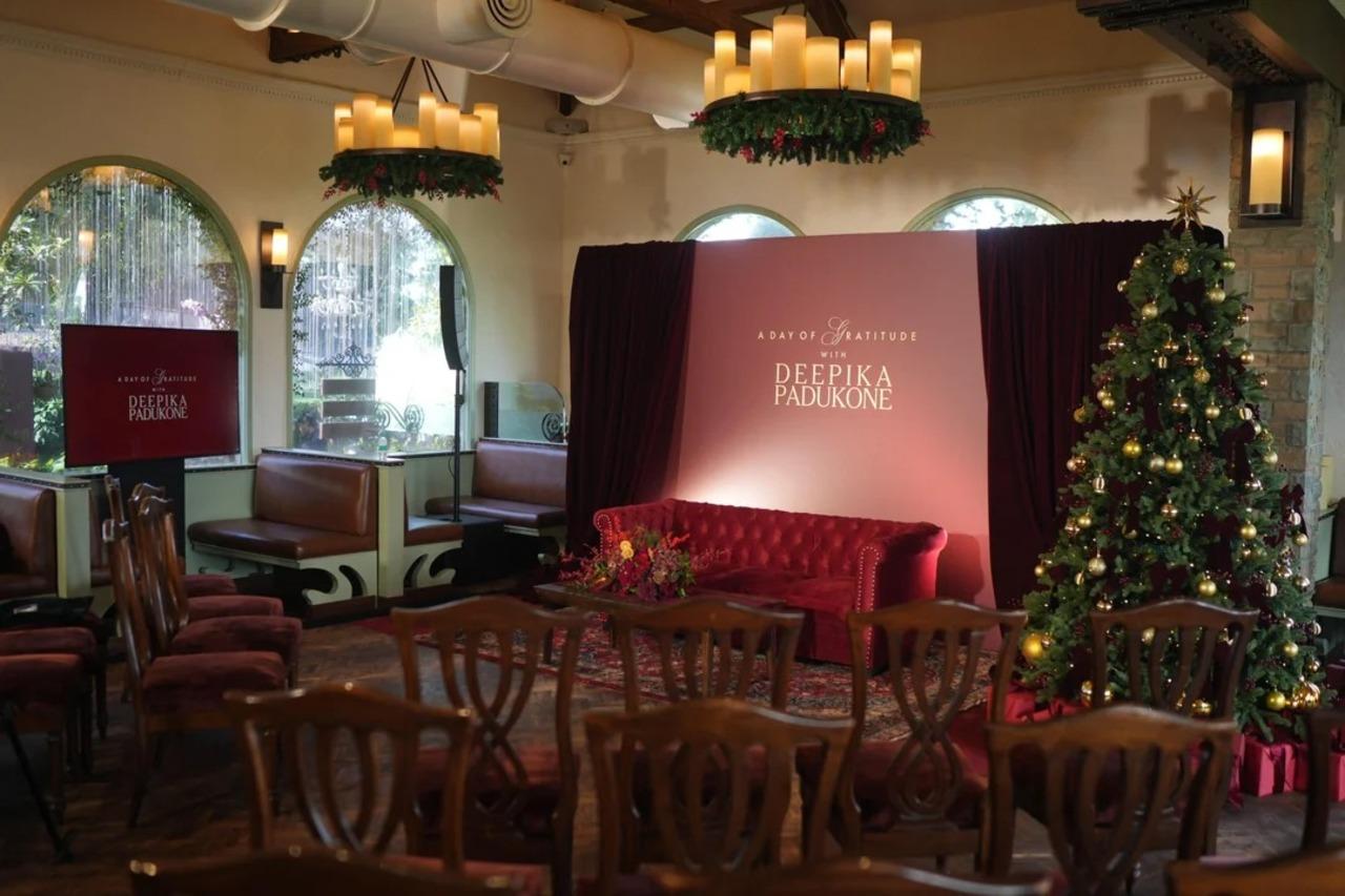 For interacting with fans, a huge setup was created with a maroon couch against a aethetic backgroud, giving Christmas-sy vibes.