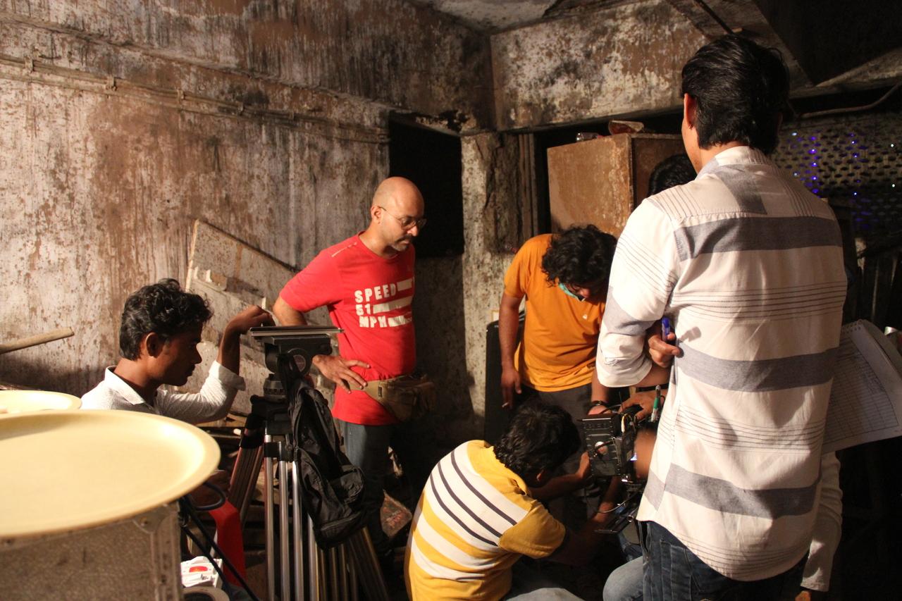 The eerie atmosphere, production design and mood are repeatedly highlighted as strengths, creating an unsettling cinematic space that reflects the film’s central themes.