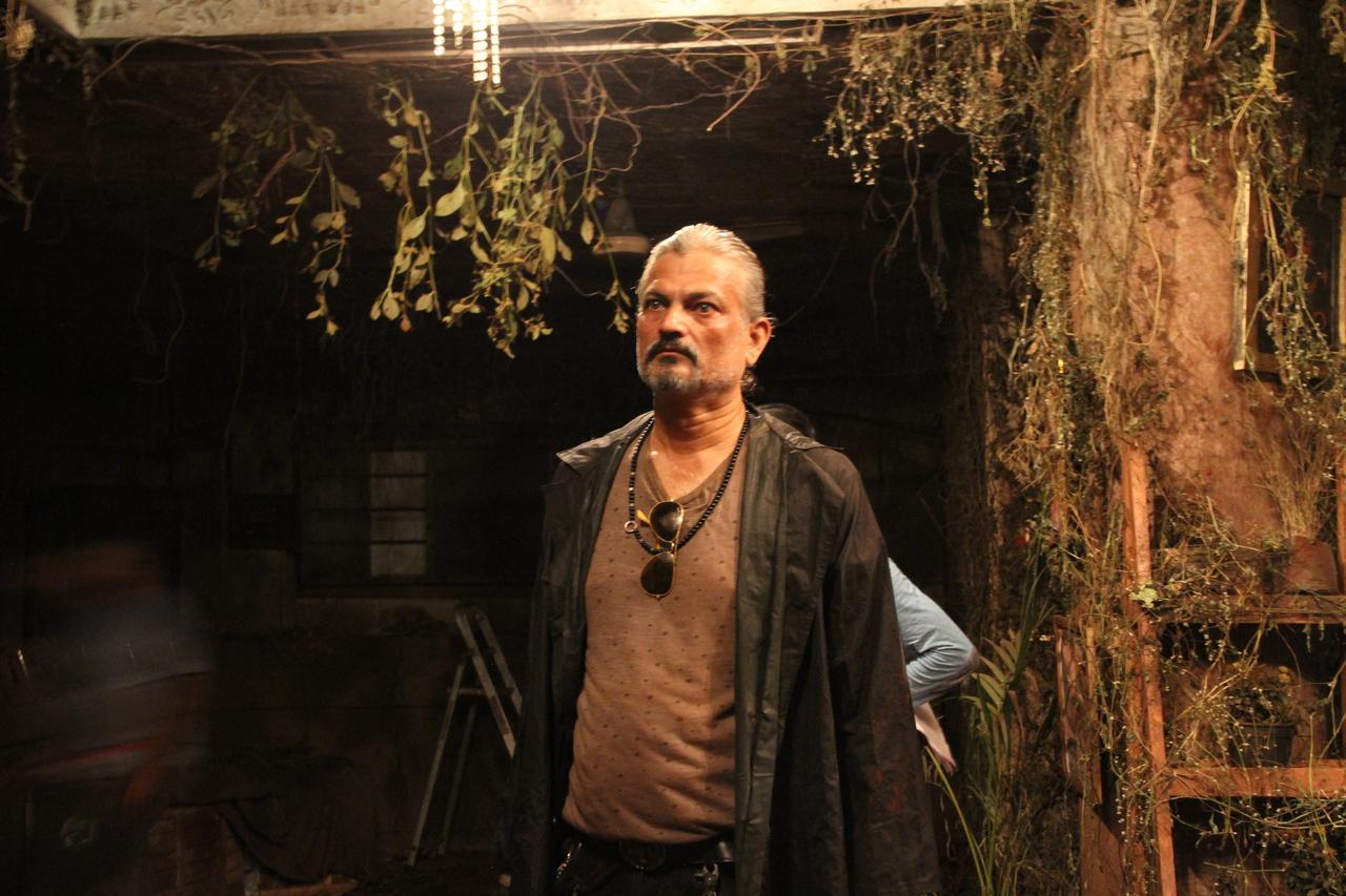 The film explores themes of illusion, greed, decay and psychological obsession, unfolding as a slow-burn drama rather than a conventional thriller.