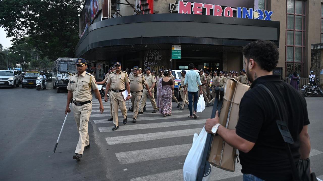 IN PHOTOS: Mumbai Police hold flag march ahead of BMC Election 2026