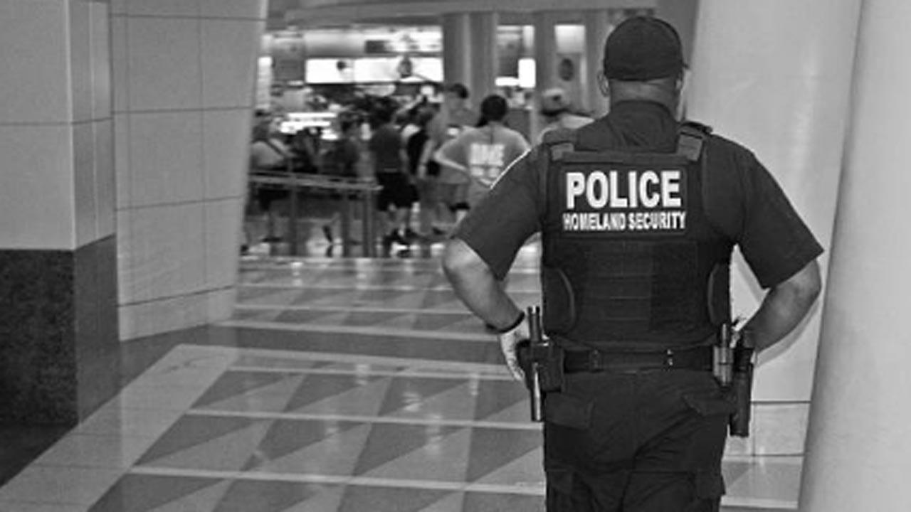 Federal immigration officers shoot and wound two people in Oregon