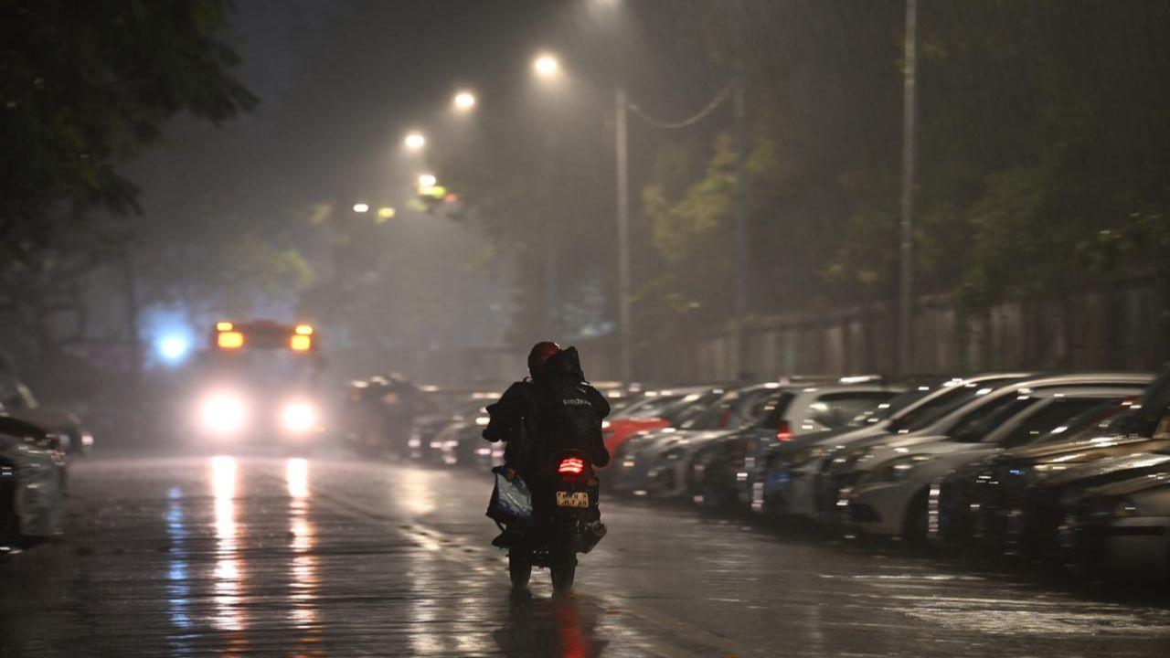 While the rain caused minor inconvenience in some pockets, the light showers helped bring down pollution levels, offering brief relief from the city’s otherwise hazy air as Mumbai rang in the New Year under cloudy skies